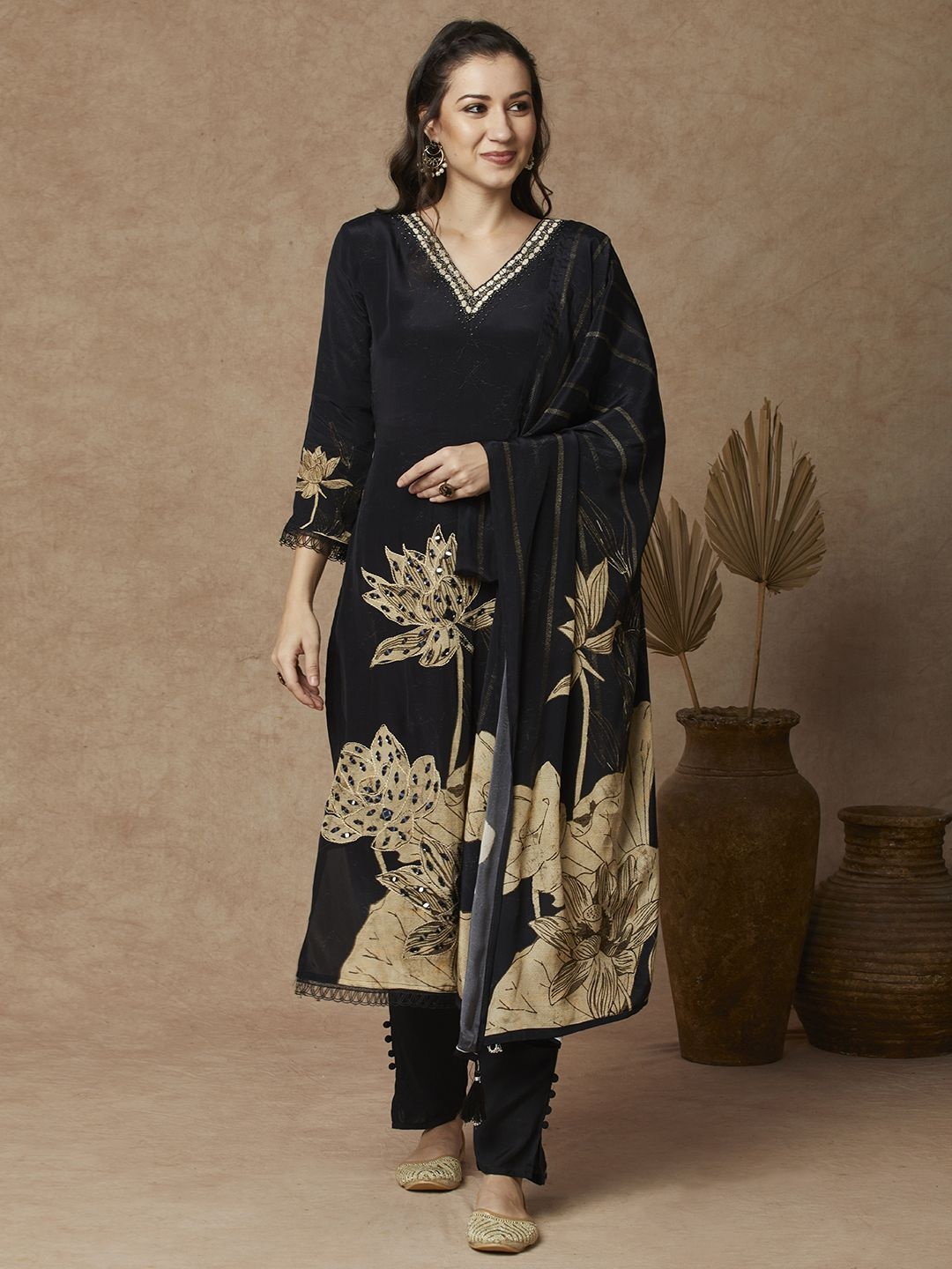 

FASHOR Floral Printed V-Neck Muslin Silk Straight Kurta With Trouser & Dupatta, Black