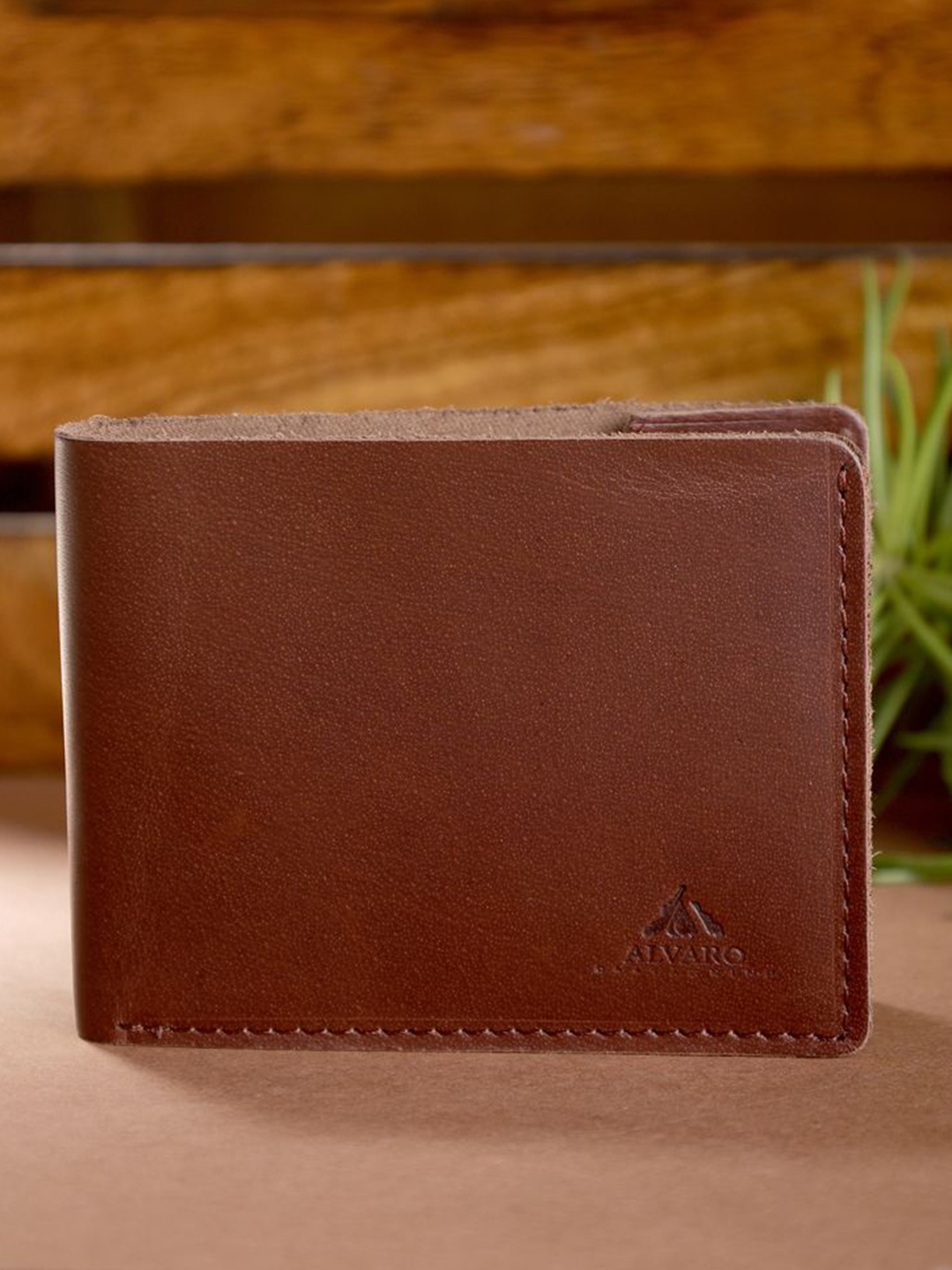 

Alvaro Castagnino Men Leather Two Fold Wallet, Tan