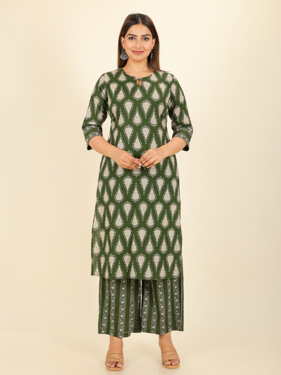 

Aramya Women Floral Printed Keyhole Neck Straight Cotton Kurta With Palazzos, Green