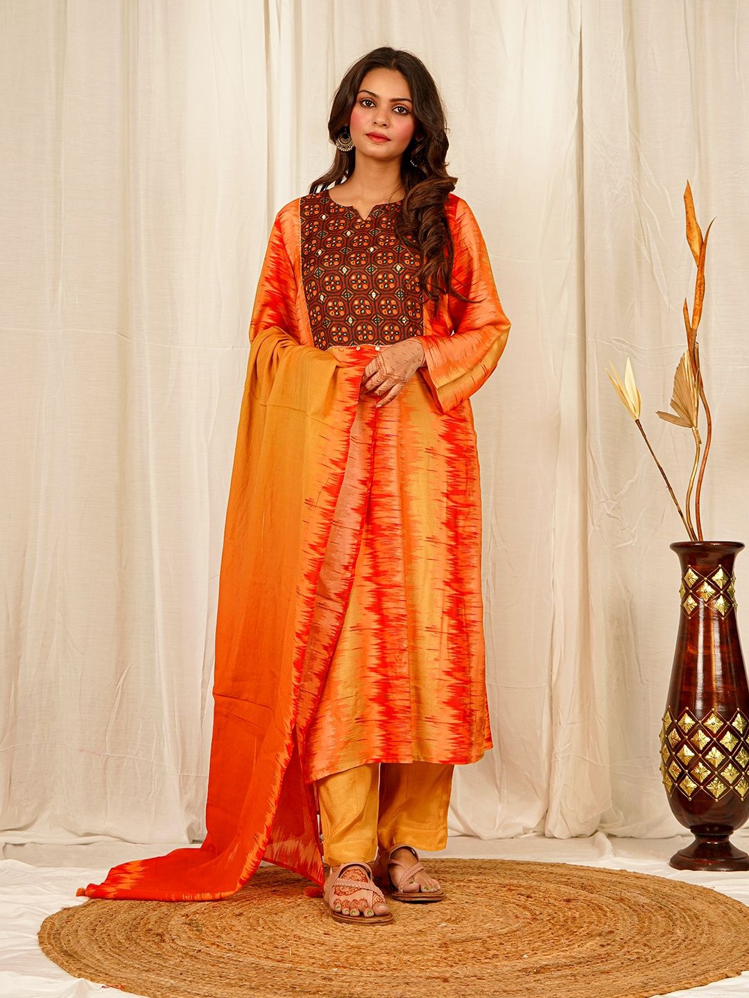 

EARTH O FAB Ethnic Motifs embroidered Shibori Notch Neck Kurta with Palazzo And Dupatta, Orange