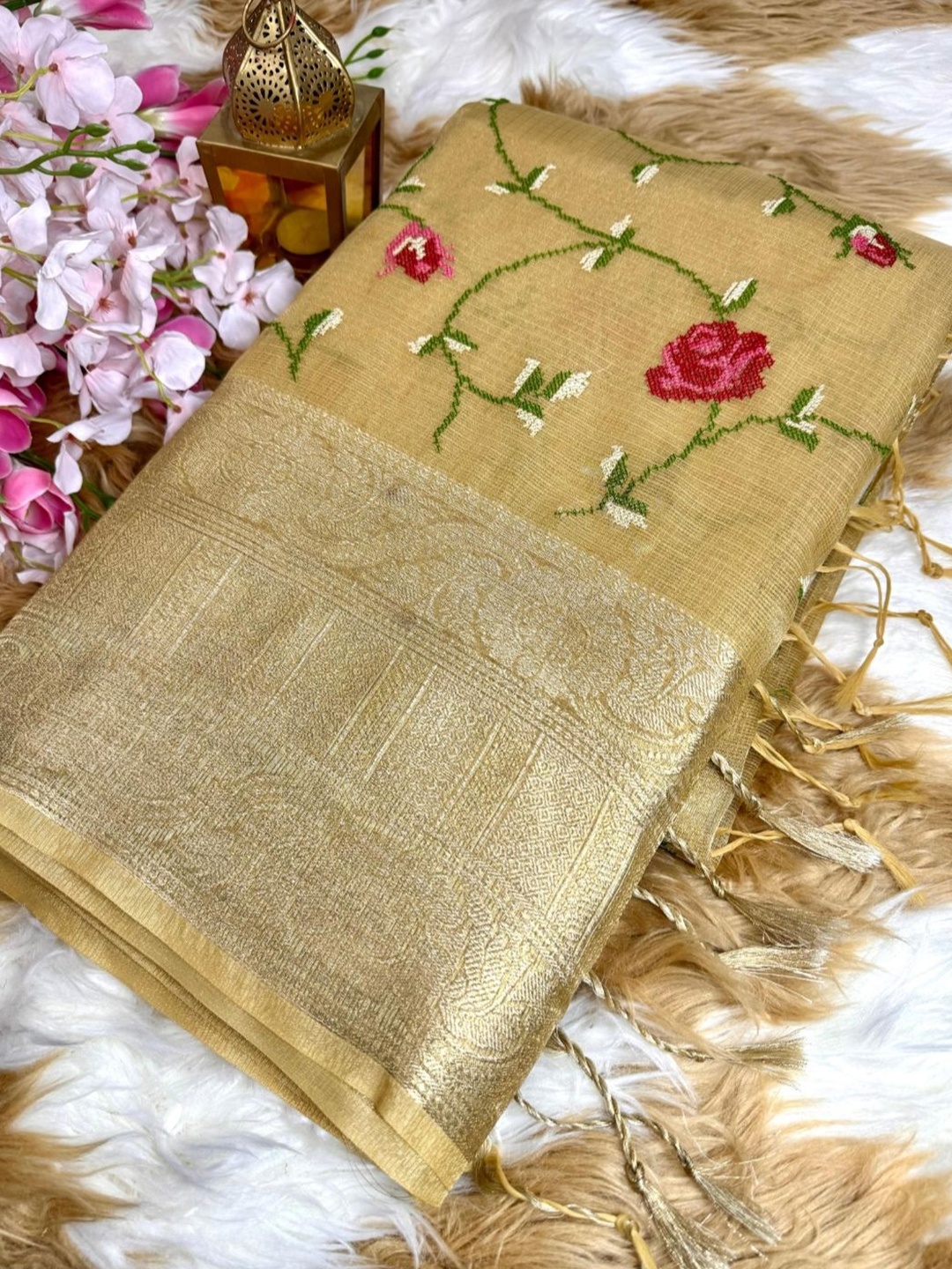 

DIVASTRI Woven Design Zari Tissue Banarasi Saree, Gold