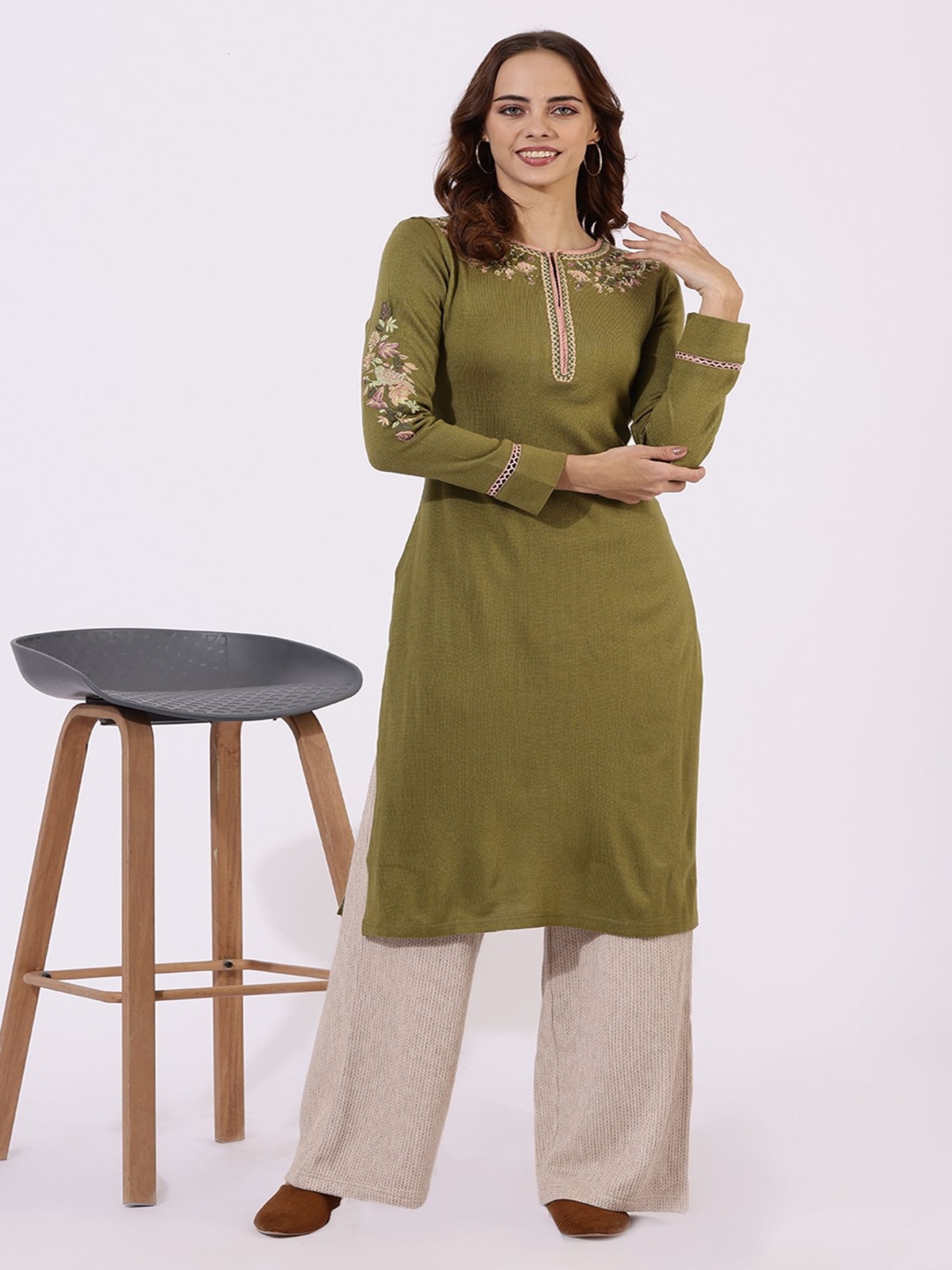 

W Floral Embroidered Round Neck Straight Kurta, Green