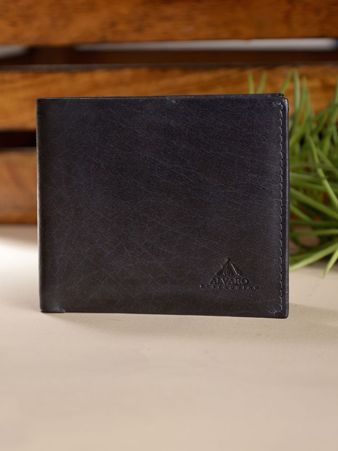 

Alvaro Castagnino Men Leather Two Fold Wallet, Black