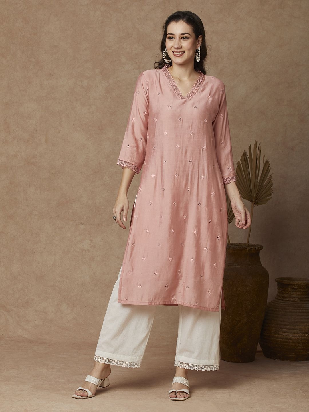 

FASHOR Floral Embroidered Thread Work V-Neck Straight Kurta, Pink
