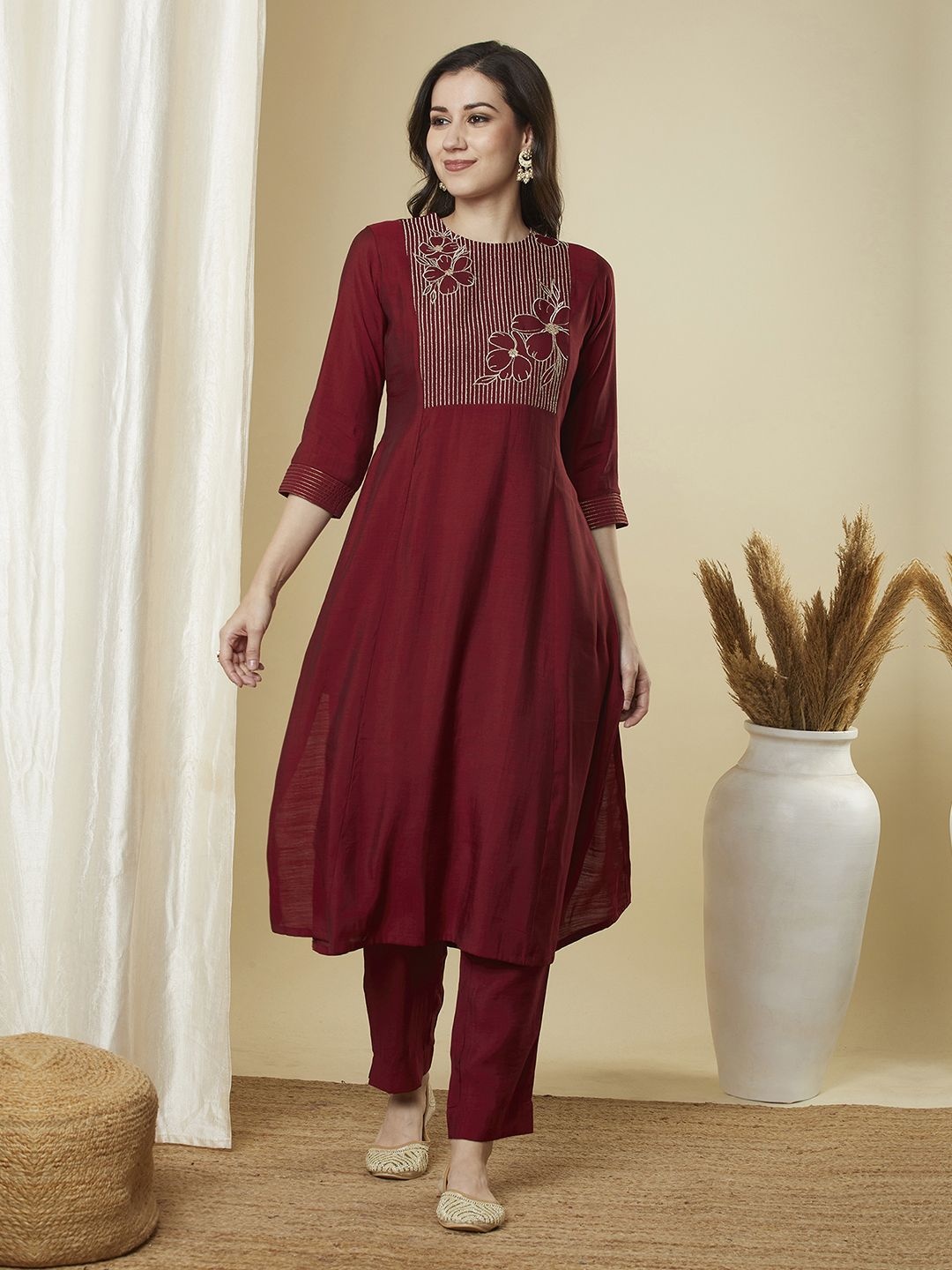 

KAMI KUBI Floral Printed Embroidered Round Neck A-Line Kurta with Trousers, Maroon