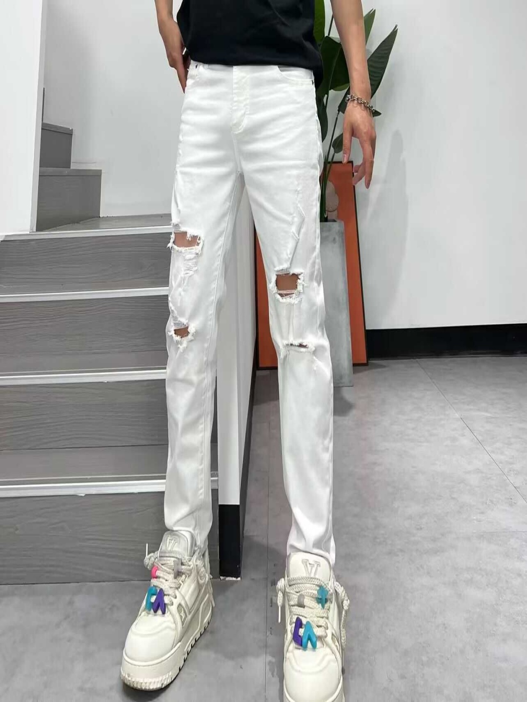 

StyleCast Men Slim Fit Mid-Rise Mildly Distressed Jeans, White