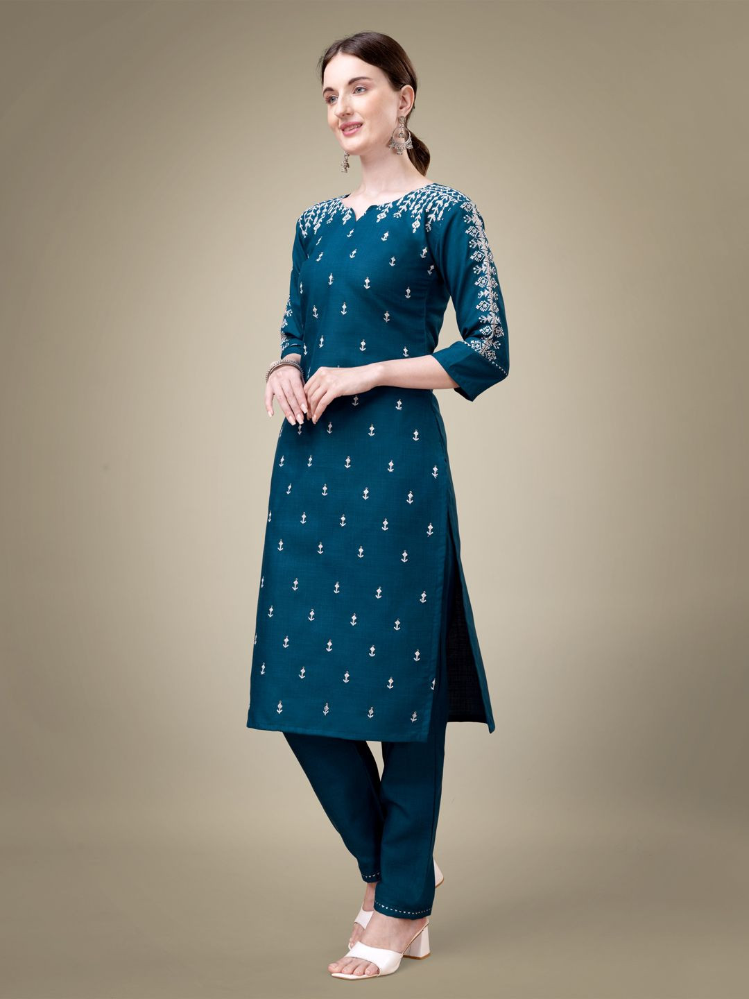 

BERISTON Geometric Embroidered Thread Work Notch Neck Straight Kurta With Trouser, Navy blue