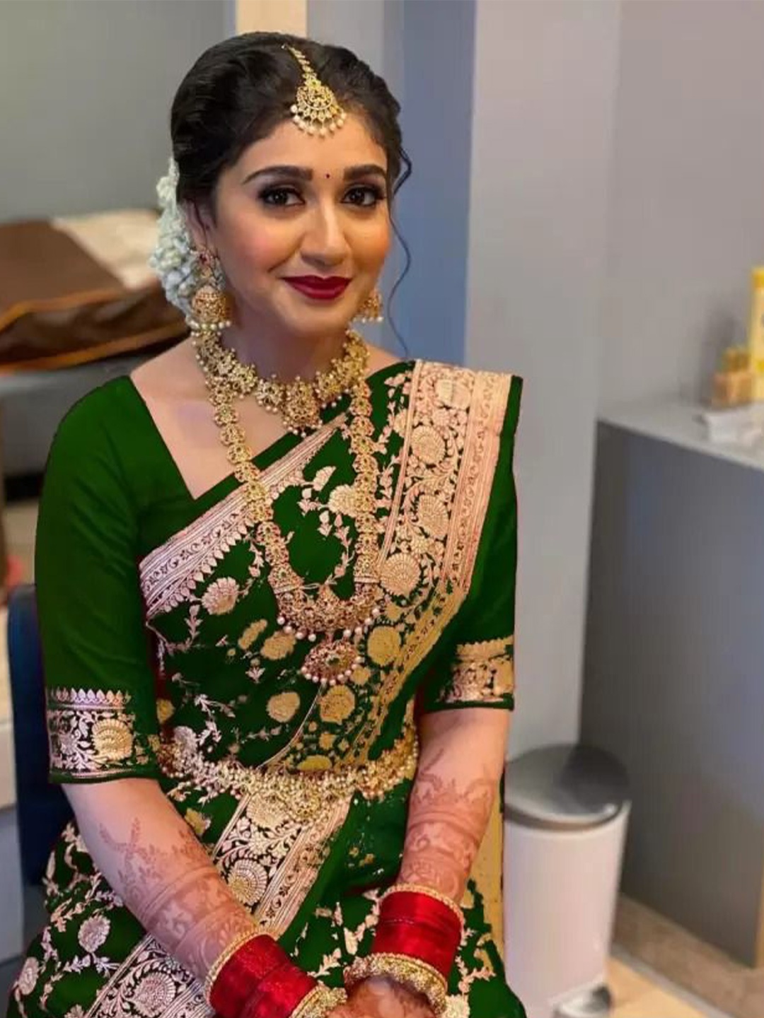 

SAADHVI Woven Design Pure Silk Saree, Green