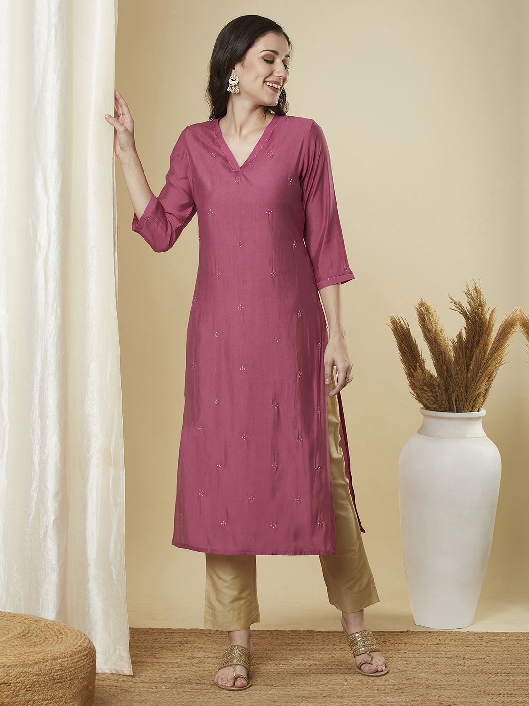 

KAMI KUBI Mirror And Sequinned V-Neck Straight Kurta, Maroon