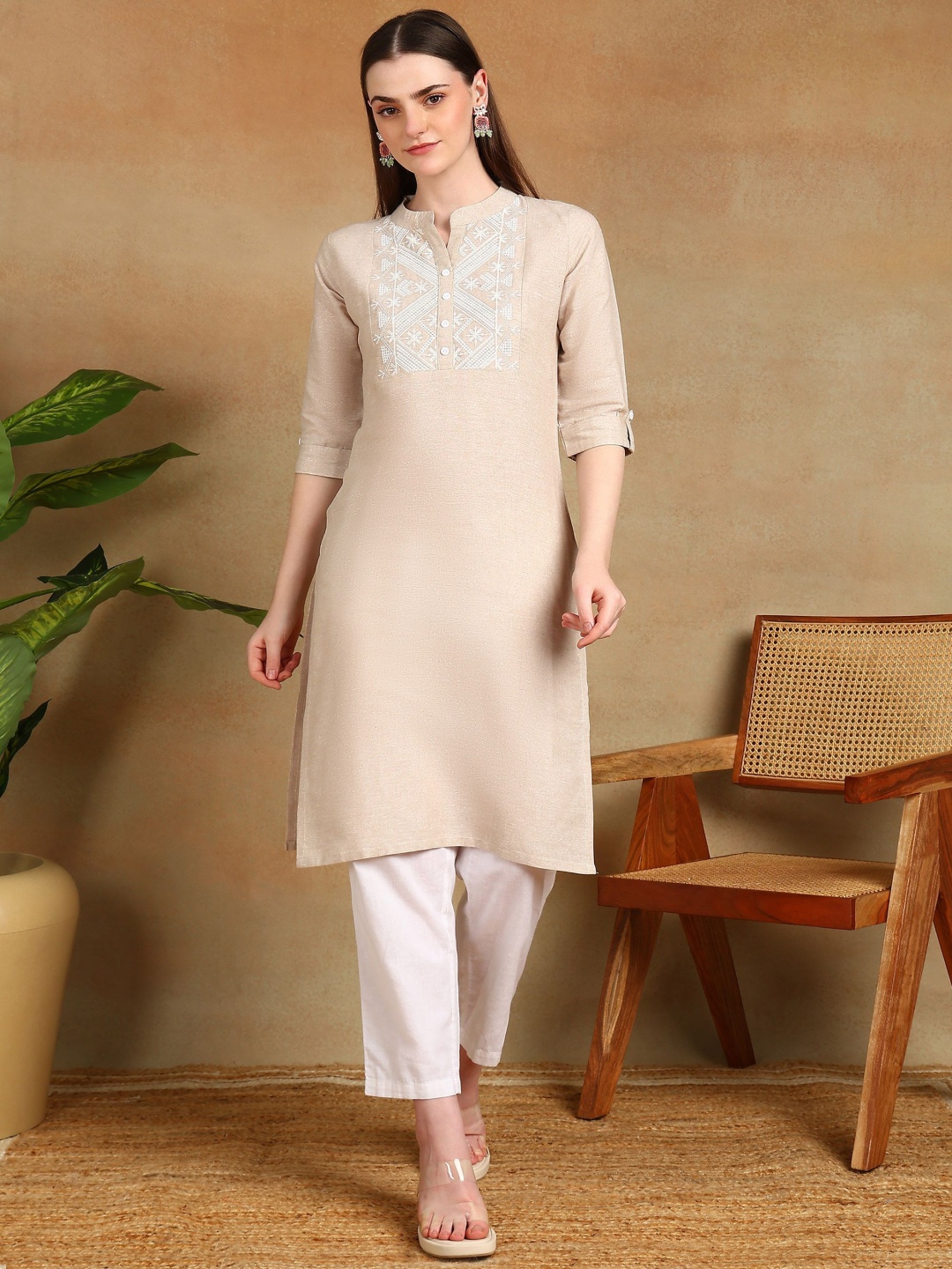 

VINH FASHION Ethnic Motifs Embroidered Mandarin Collar Chikankari Srtaight Kurta, Cream