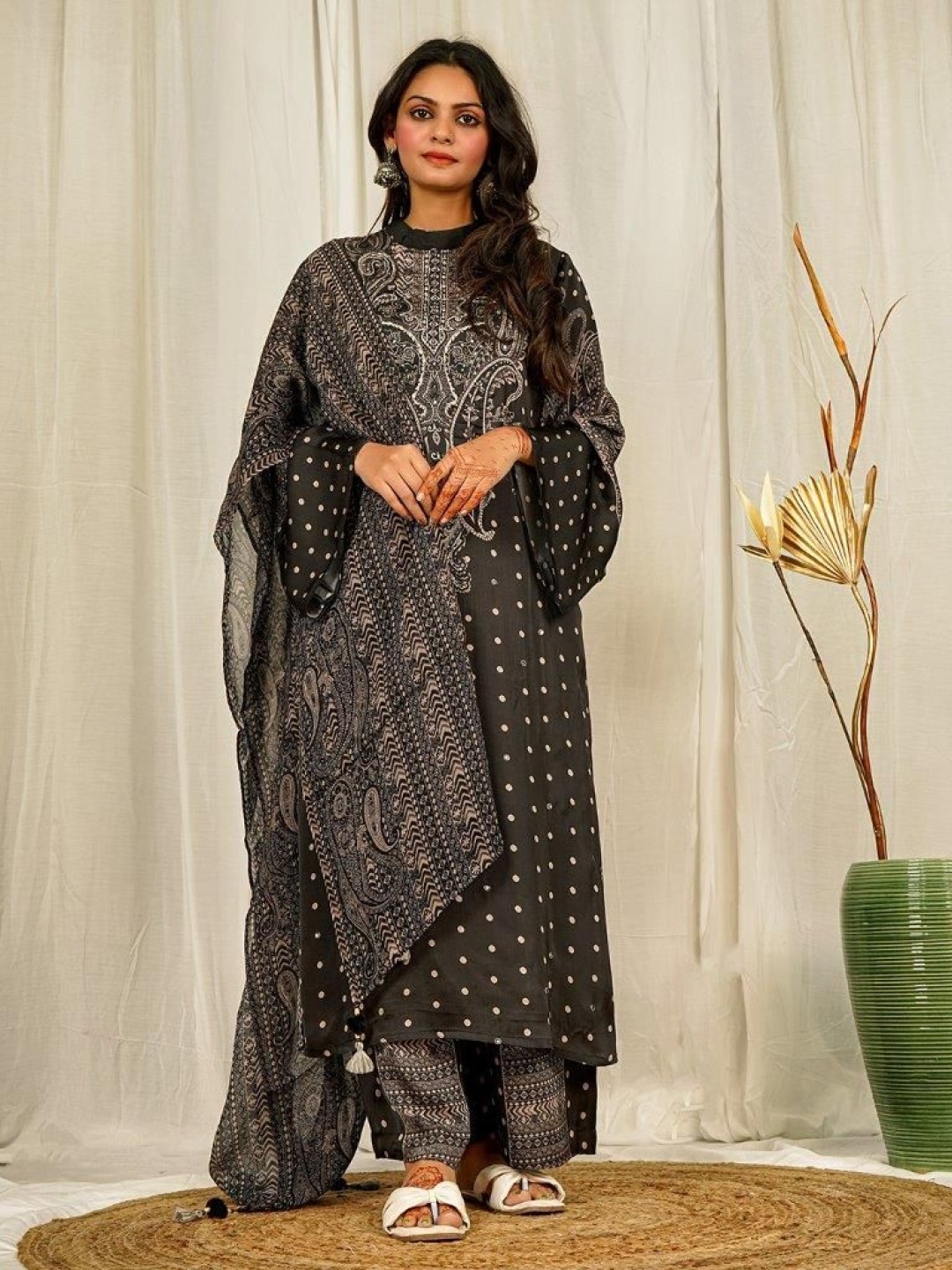 

EARTH O FAB Ethnic Motifs Printed High Neck Straight Kurta With Palazzos And Dupatta, Black