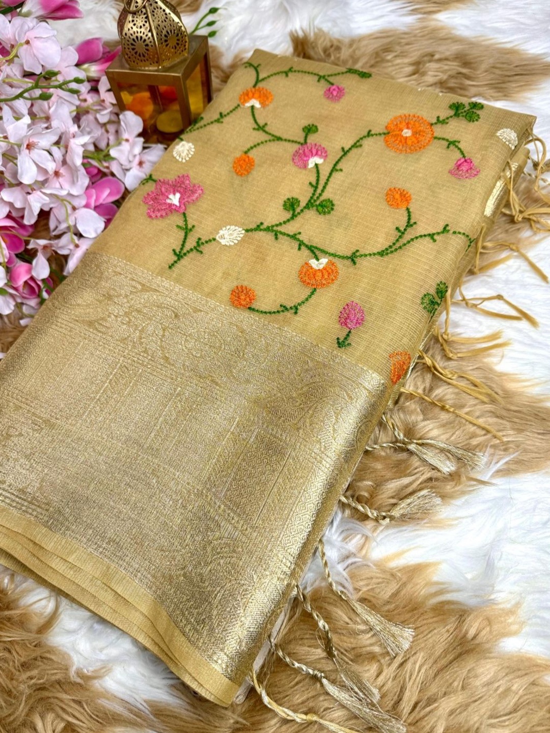 

DIVASTRI Women Floral Embroidered Tissue Banarasi Saree, Gold