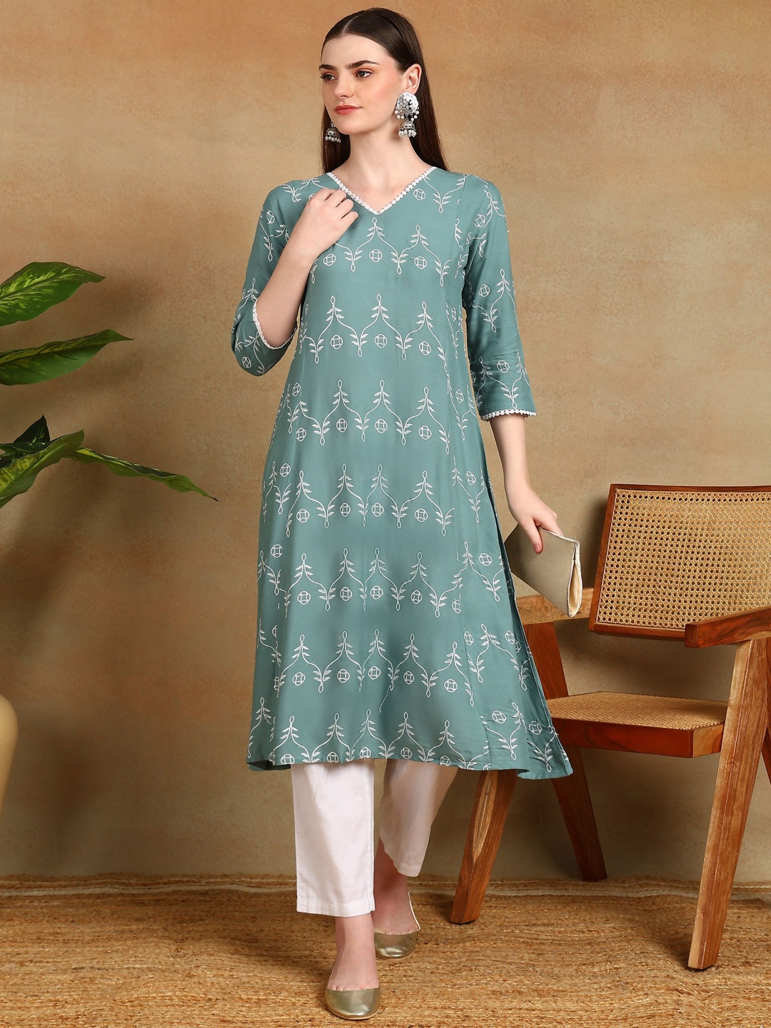 

VINH FASHION Ethnic Motifs Embroidered V-Neck Chikankari A-Line Kurta, Green
