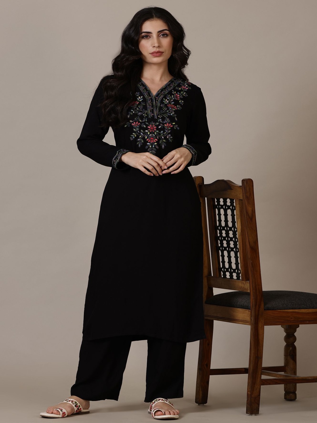

AURELIA Floral Embroidered Thread Work V-Neck Straight Kurta With Palazzo, Black