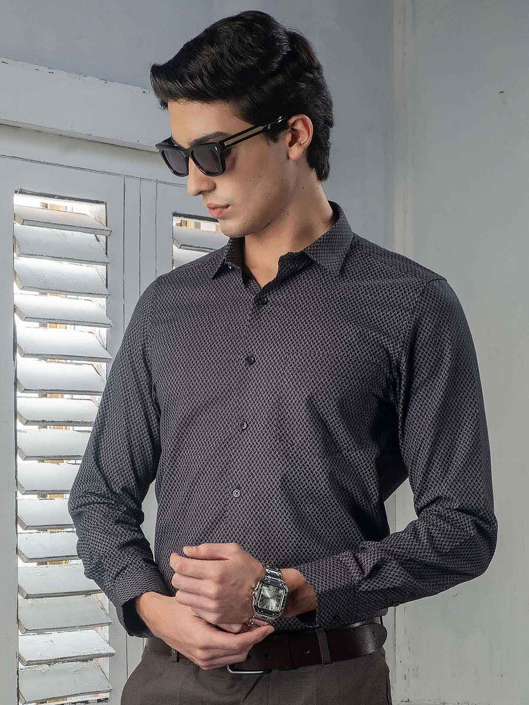 

Turtle Men Standard Slim Fit Spread Collar Geometric Printed Cotton Formal Shirt, Black