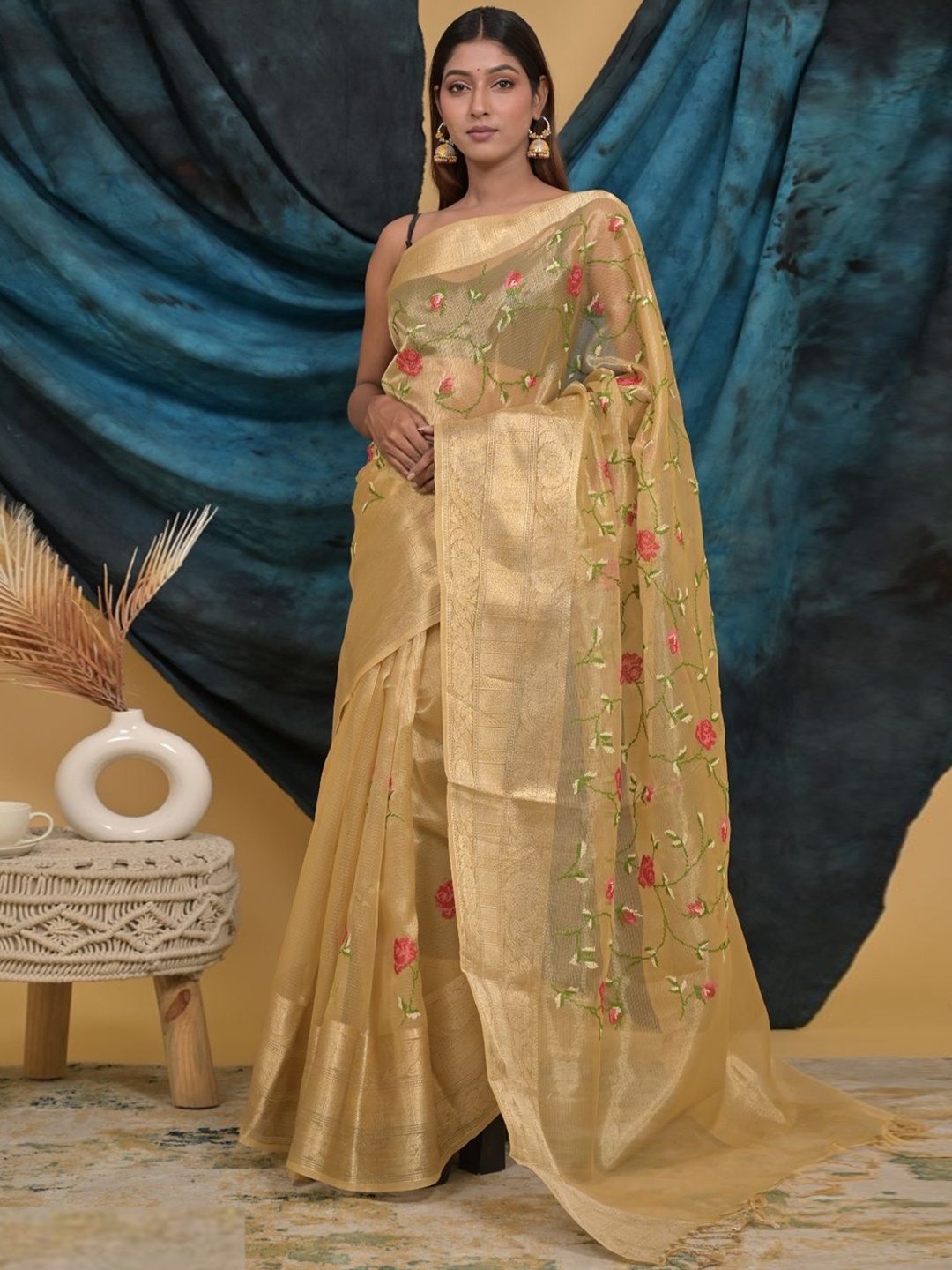 

DIVASTRI Floral Embroidered Tissue Banarasi Saree, Gold