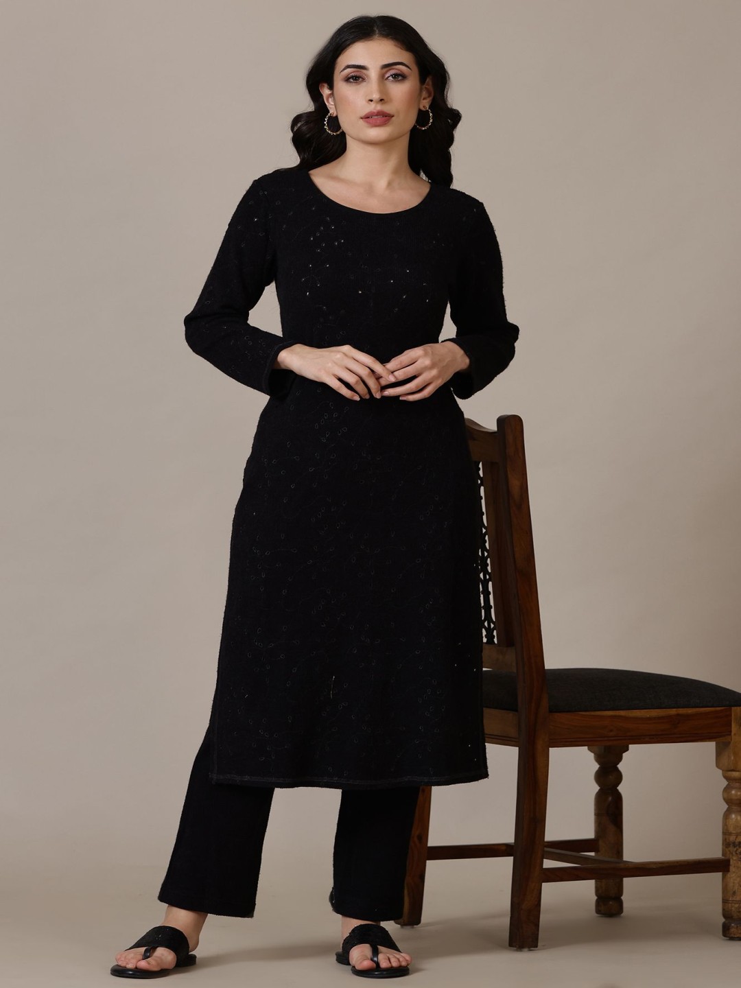 

AURELIA Floral Embroidered Round Neck Straight Kurta With Trousers, Black