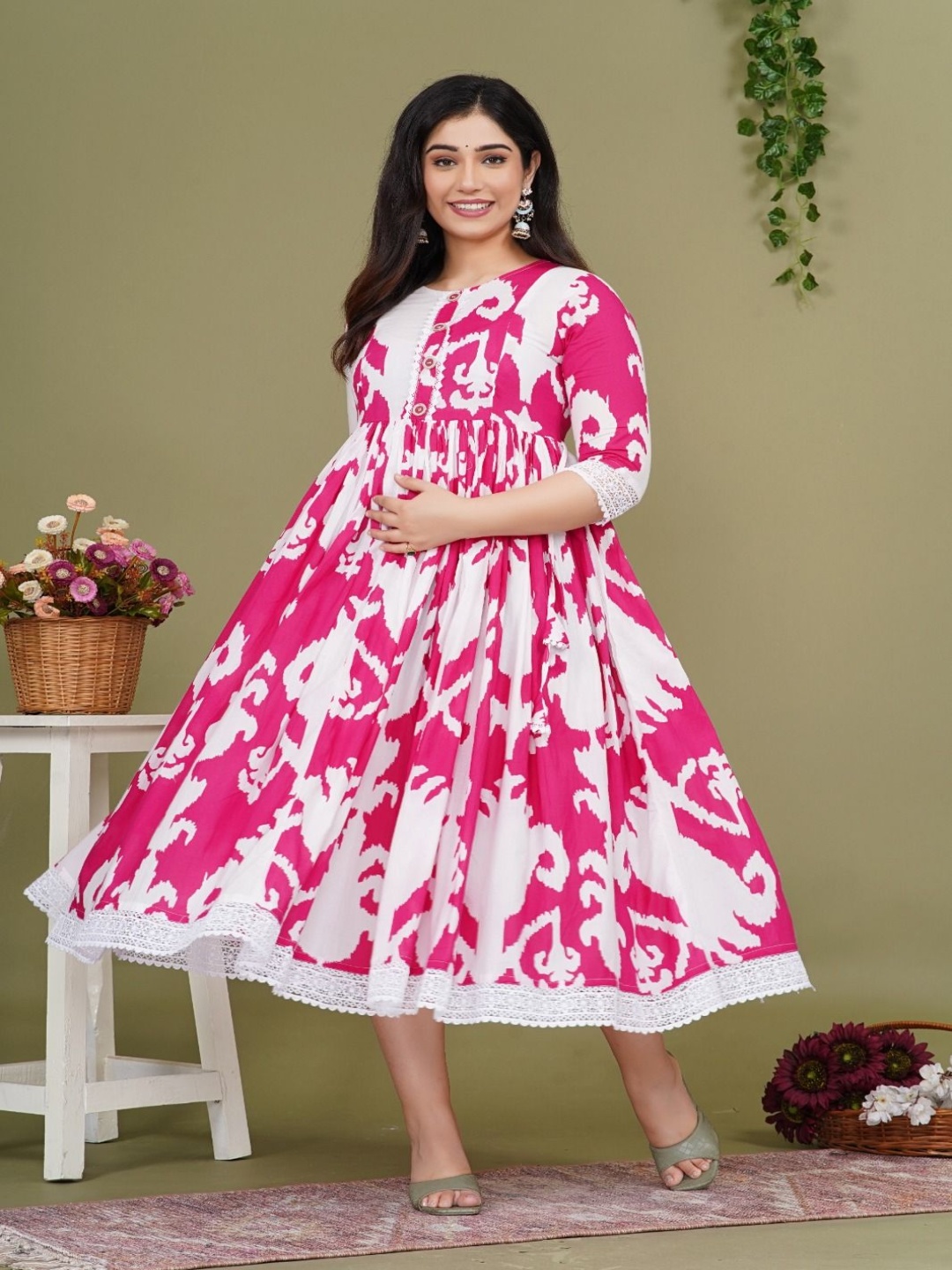 

Pristyle Abstract Printed Pleated Round Neck Maternity Anarkali Kurta, Pink