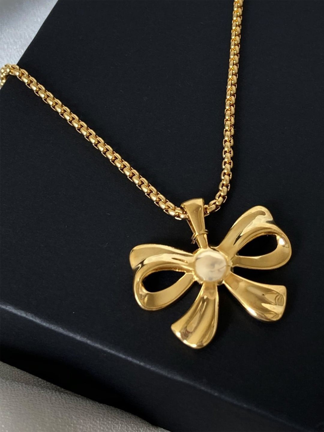 

PRIVIU Gold-Plated Bow-Shaped Pendant With Chain