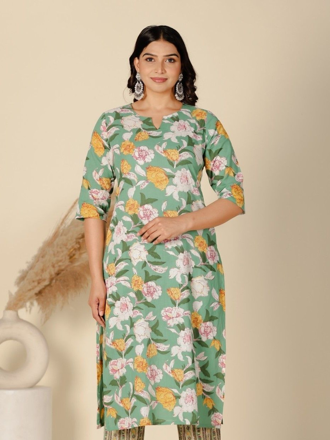 

Aramya Floral Printed Notch Neck Straight Cotton Kurta, Green