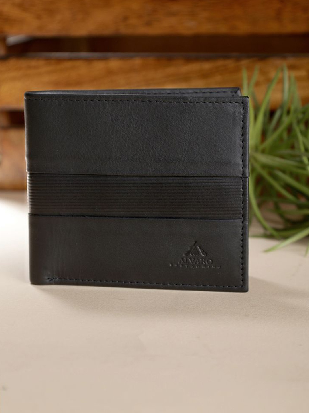 

Alvaro Castagnino Men Leather Two Fold Wallet, Black