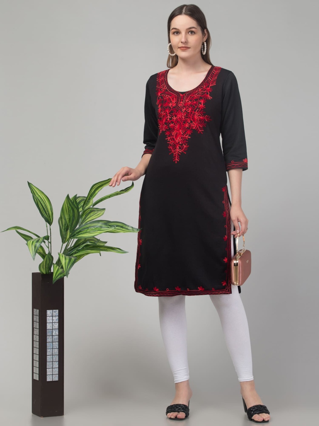 

FAMBEE Floral Embroidered Round Neck Woollen Straight Kurta, Black