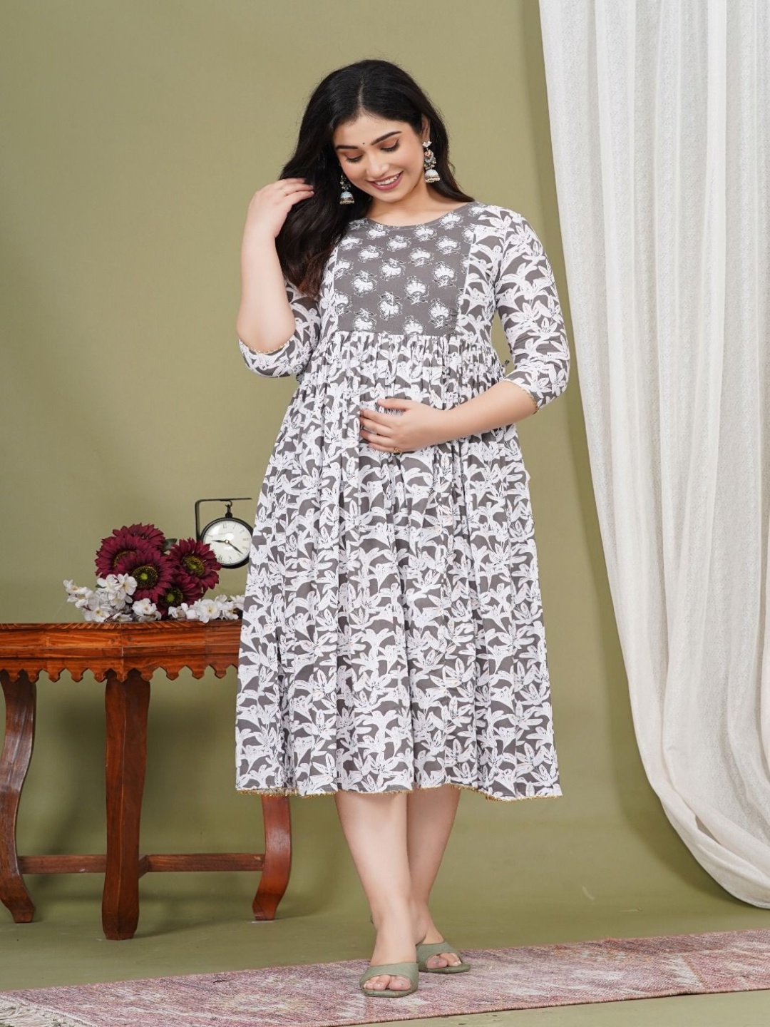 

Pristyle Floral Printed Pleated Round Neck Maternity Anarkali Kurta, Grey