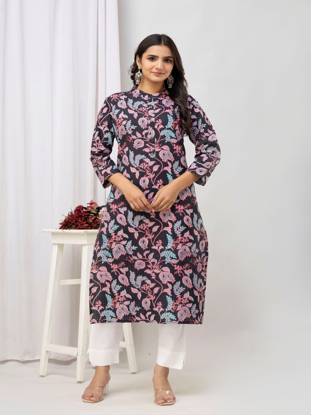

GUDWEARS Floral Printed Mandarin Collar Kantha Work Pure Cotton Kurta, Black
