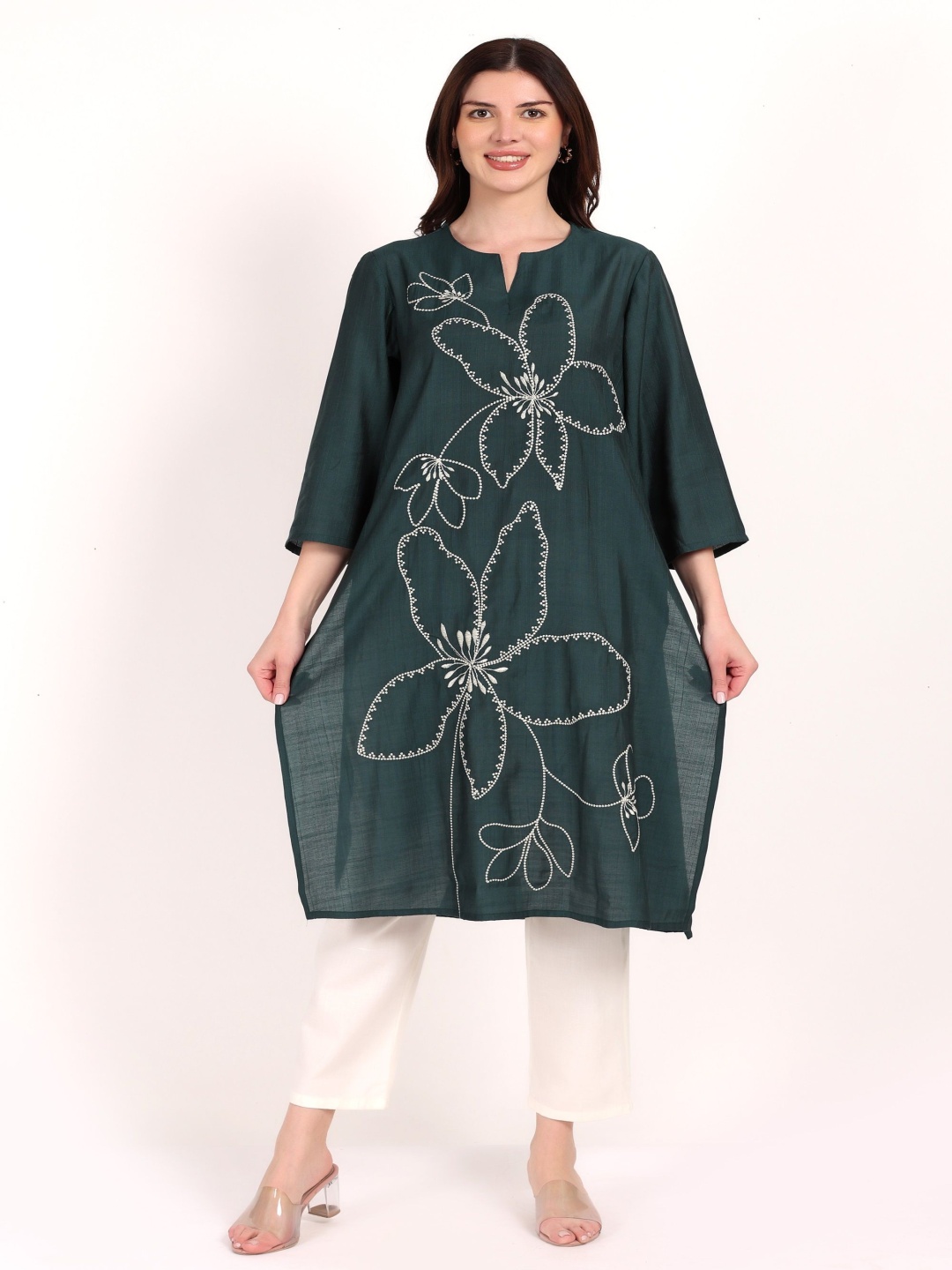 

Yadya Threads Floral Embroidered Notch Neck Straight Kurta, Green