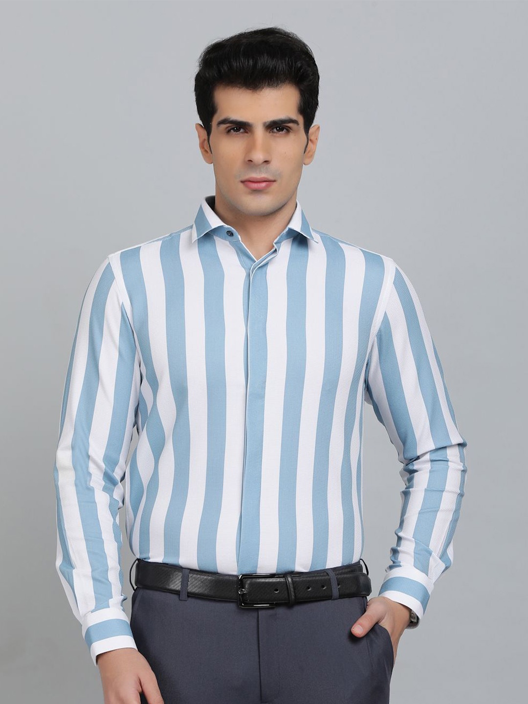 

WYRE Men Slim Fit Cutaway Collar Vertical Striped Formal Shirt, Blue