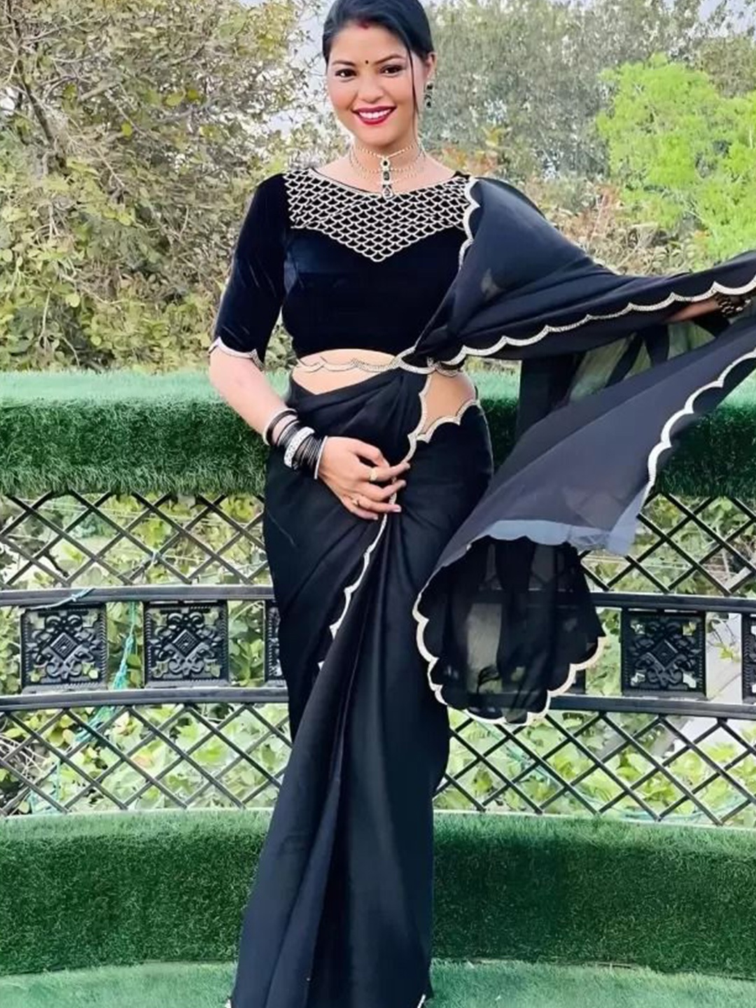 

SAADHVI Pure Georgette Saree, Black