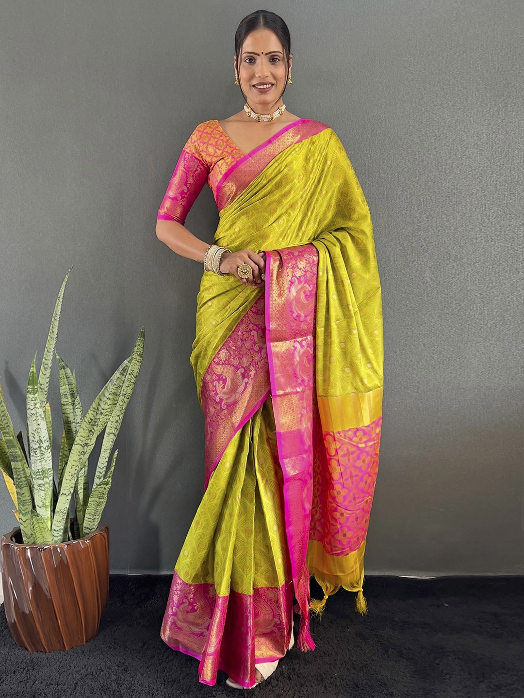 

Panzora Woven Design Zari Designer Saree, Olive