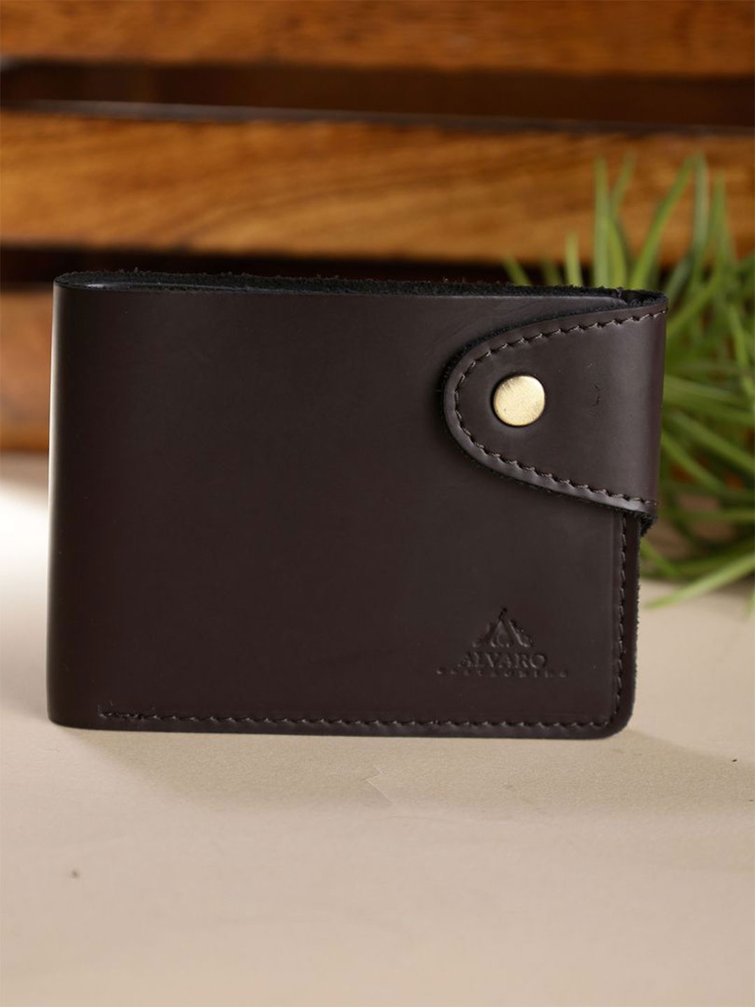 

Alvaro Castagnino Men Leather Two Fold Wallet, Brown