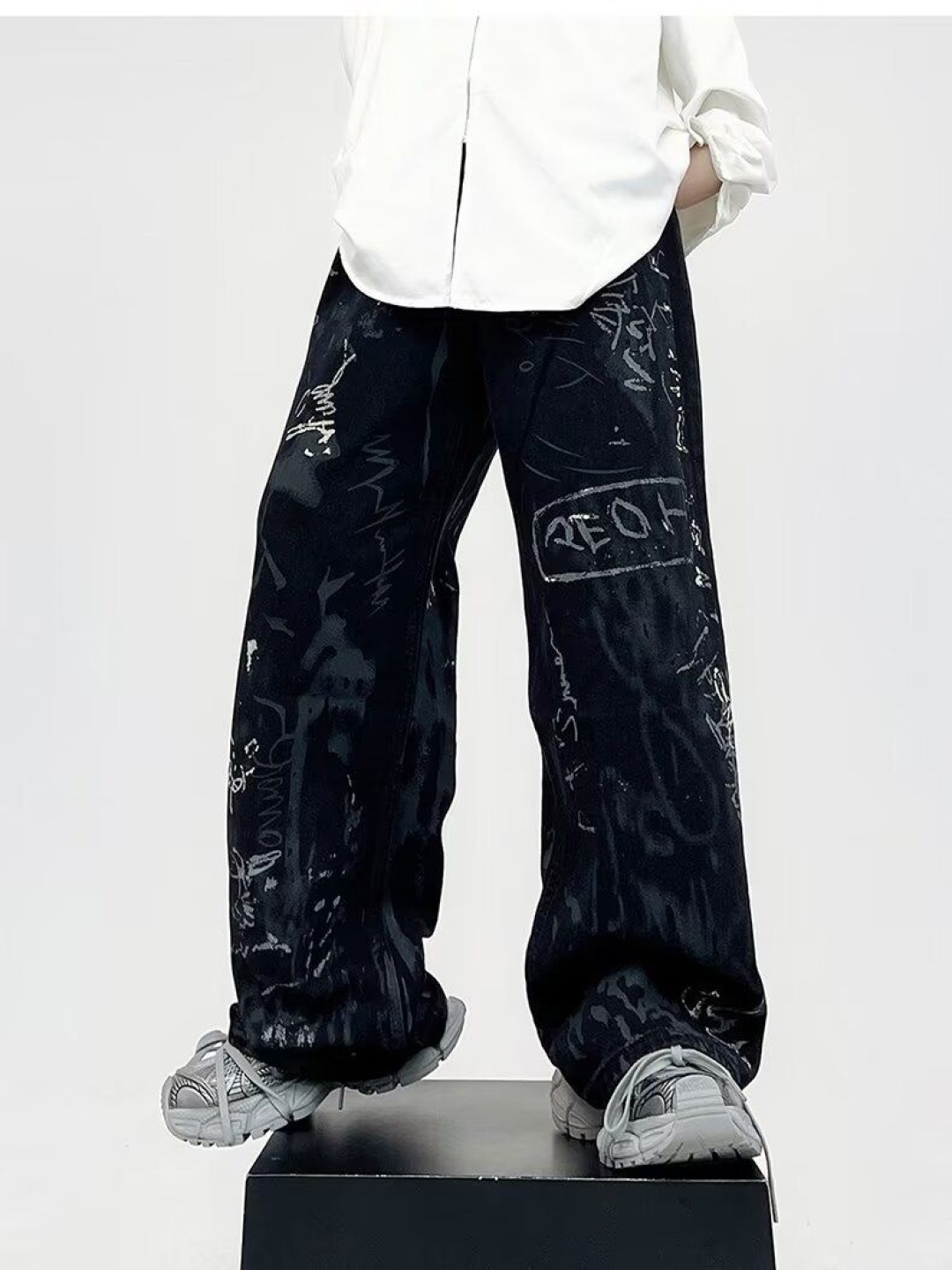 

StyleCast Men Relaxed Fit Mid-Rise Cotton Jeans, Black