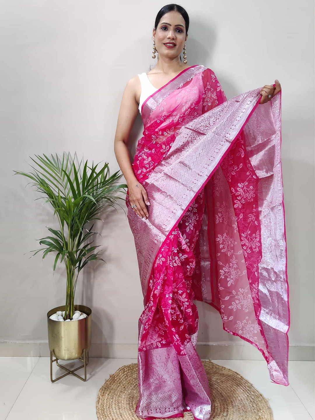 

DIVASTRI Ethnic Motifs Embroidered Zari Organza Saree, Pink