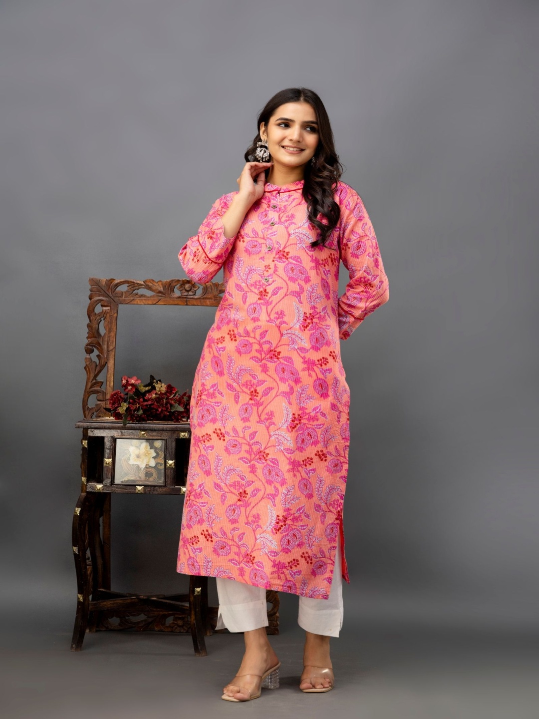 

GUDWEARS Floral Printed Mandarin Collar Kantha Work Pure Cotton Kurta, Pink