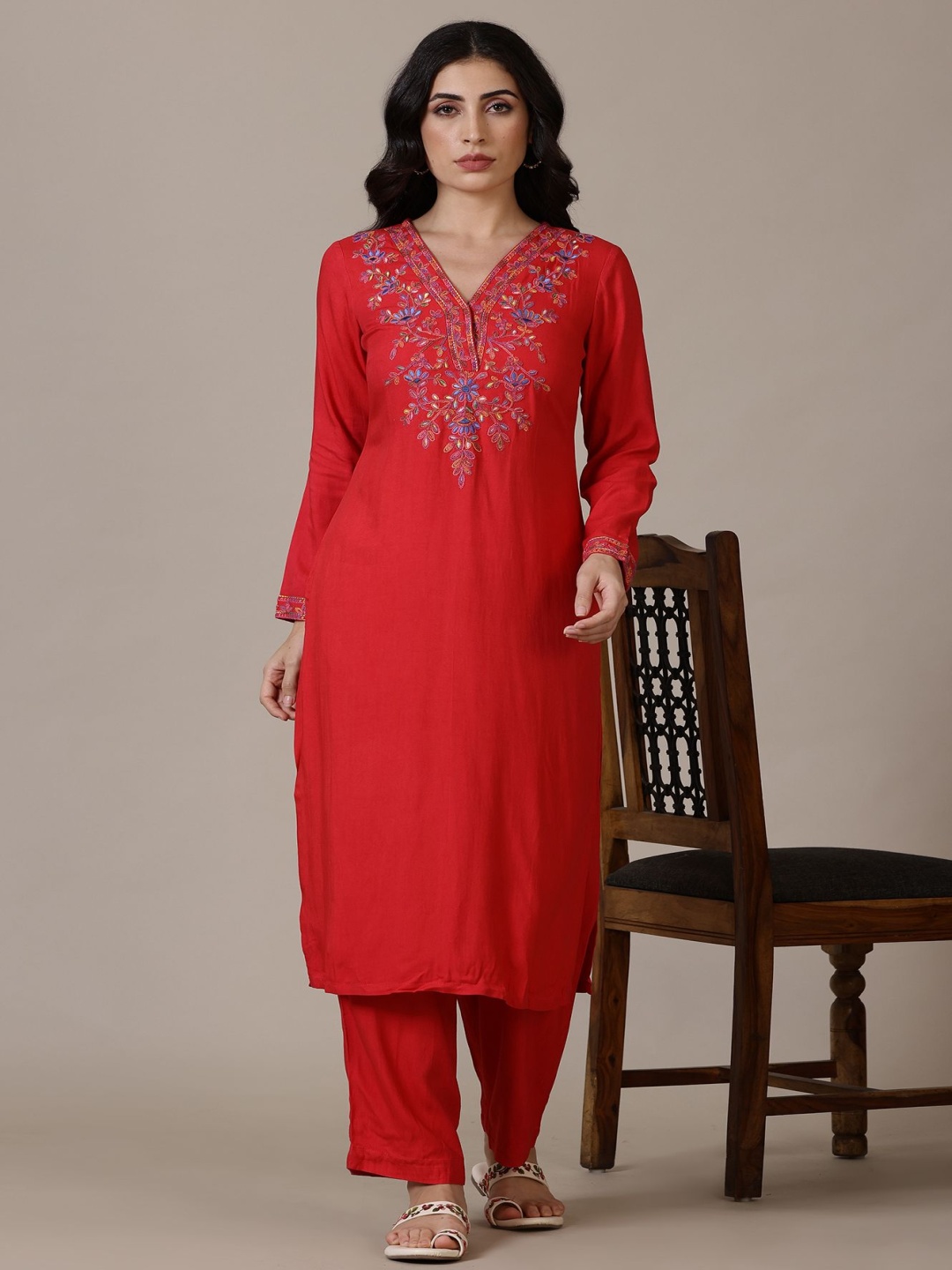 

AURELIA Floral Embroidered V-Neck Straight Kurta With Trousers, Red