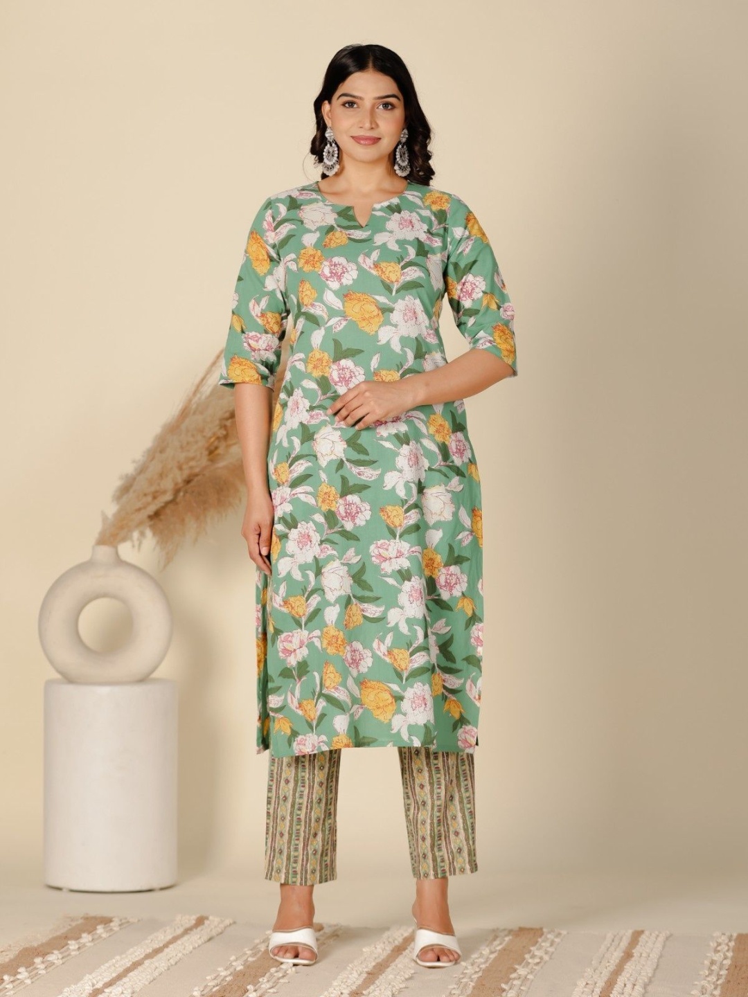 

Aramya Floral Printed Notch Neck Pure Cotton Straight Kurta With Trousers, Green
