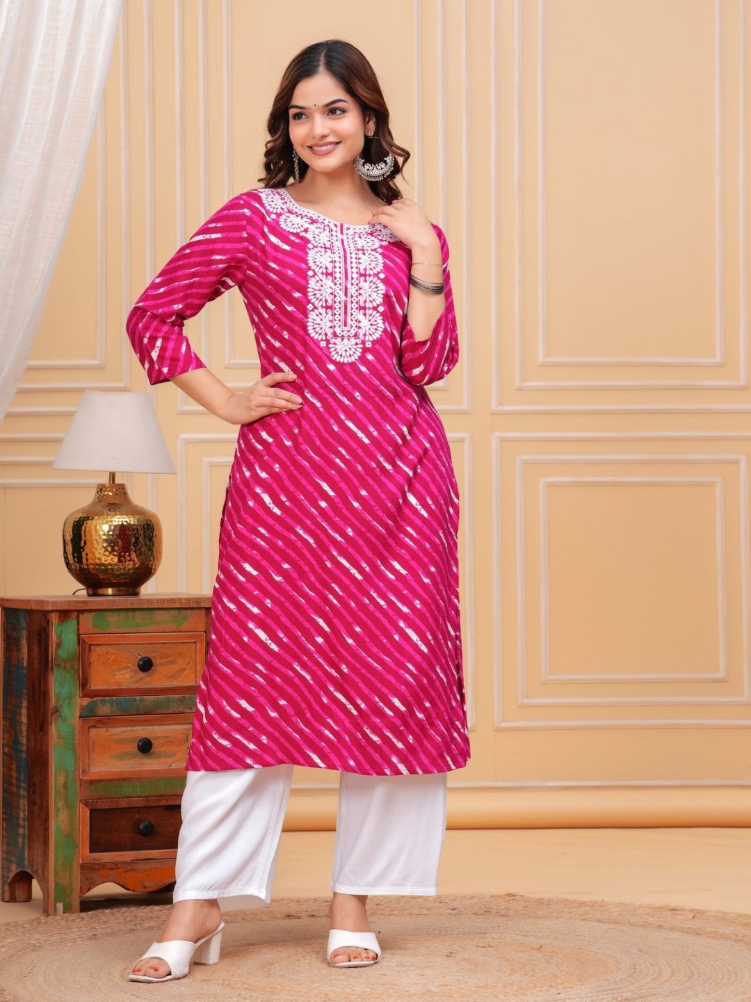 

NEW4U Leheriya Printed Embroidered Mirror Work Straight Kurta, Pink