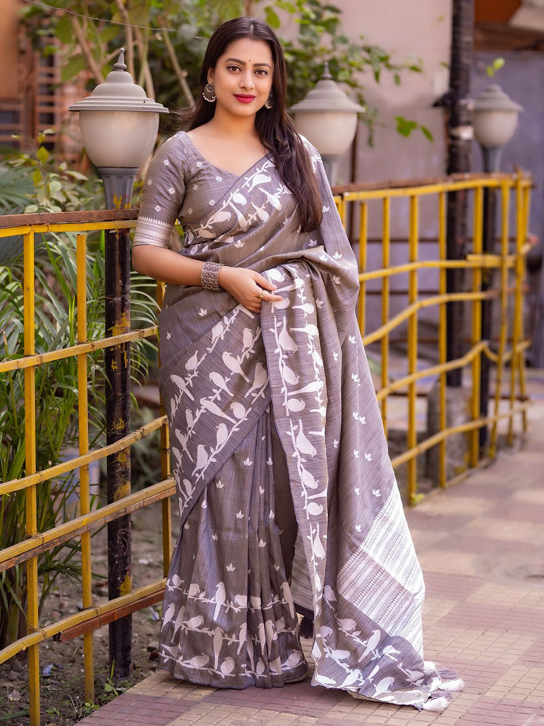 

Mitera Ethnic Motifs Printed Saree, Grey