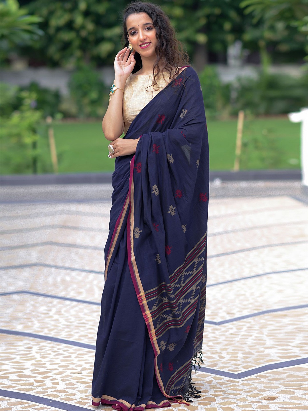 

Prasam Woven Design Zari Pure Cotton Jamdani Saree, Blue
