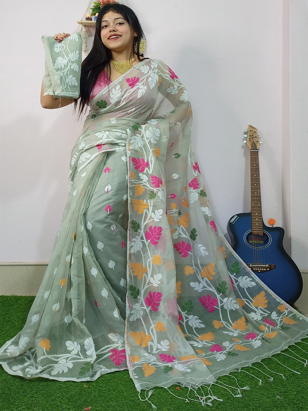 

Ruuprekha Woven Design Zari Organza Jamdani Saree, Olive