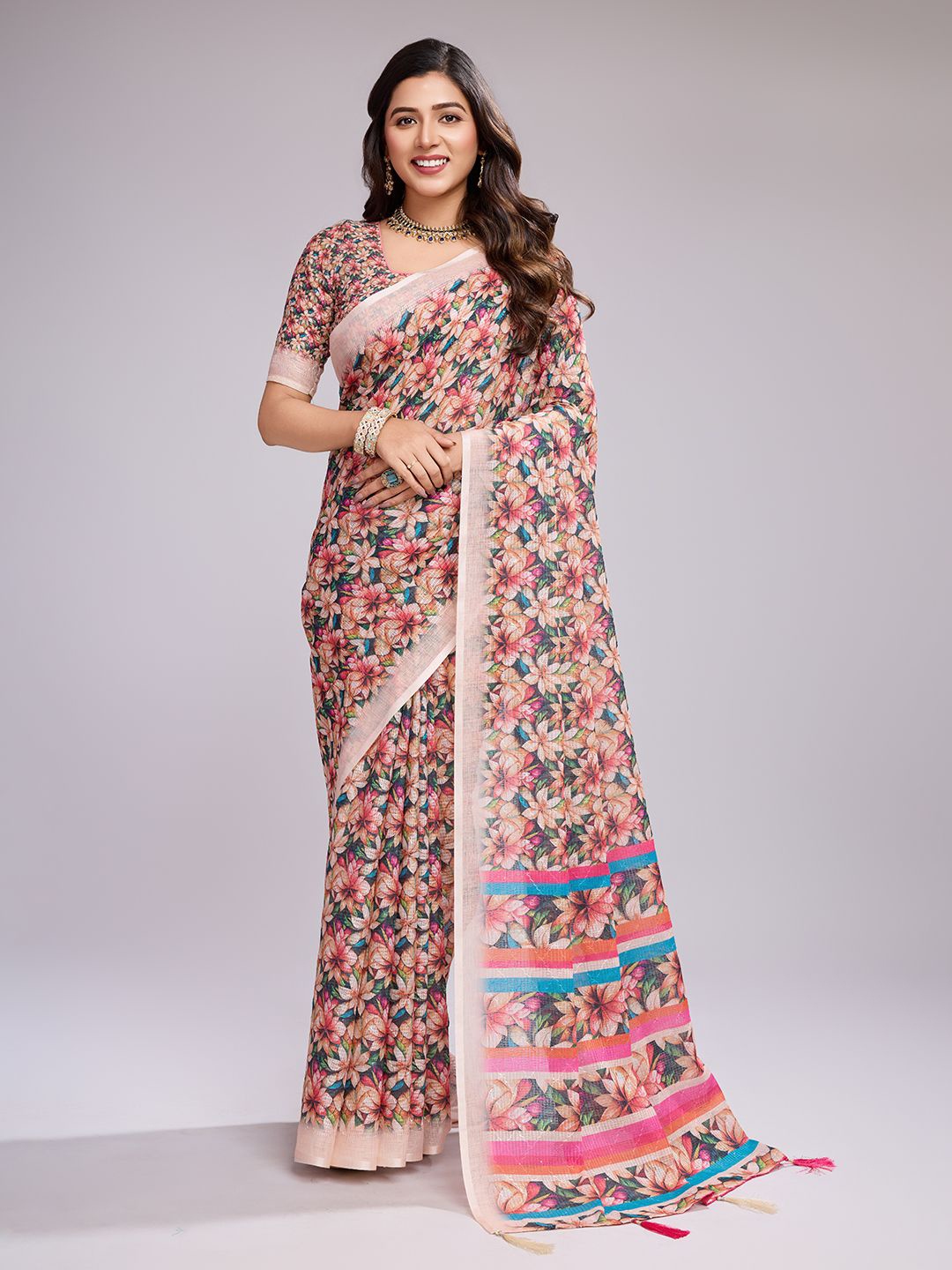 

SHRIMAY Floral Printed Saree With Blouse Piece, Pink