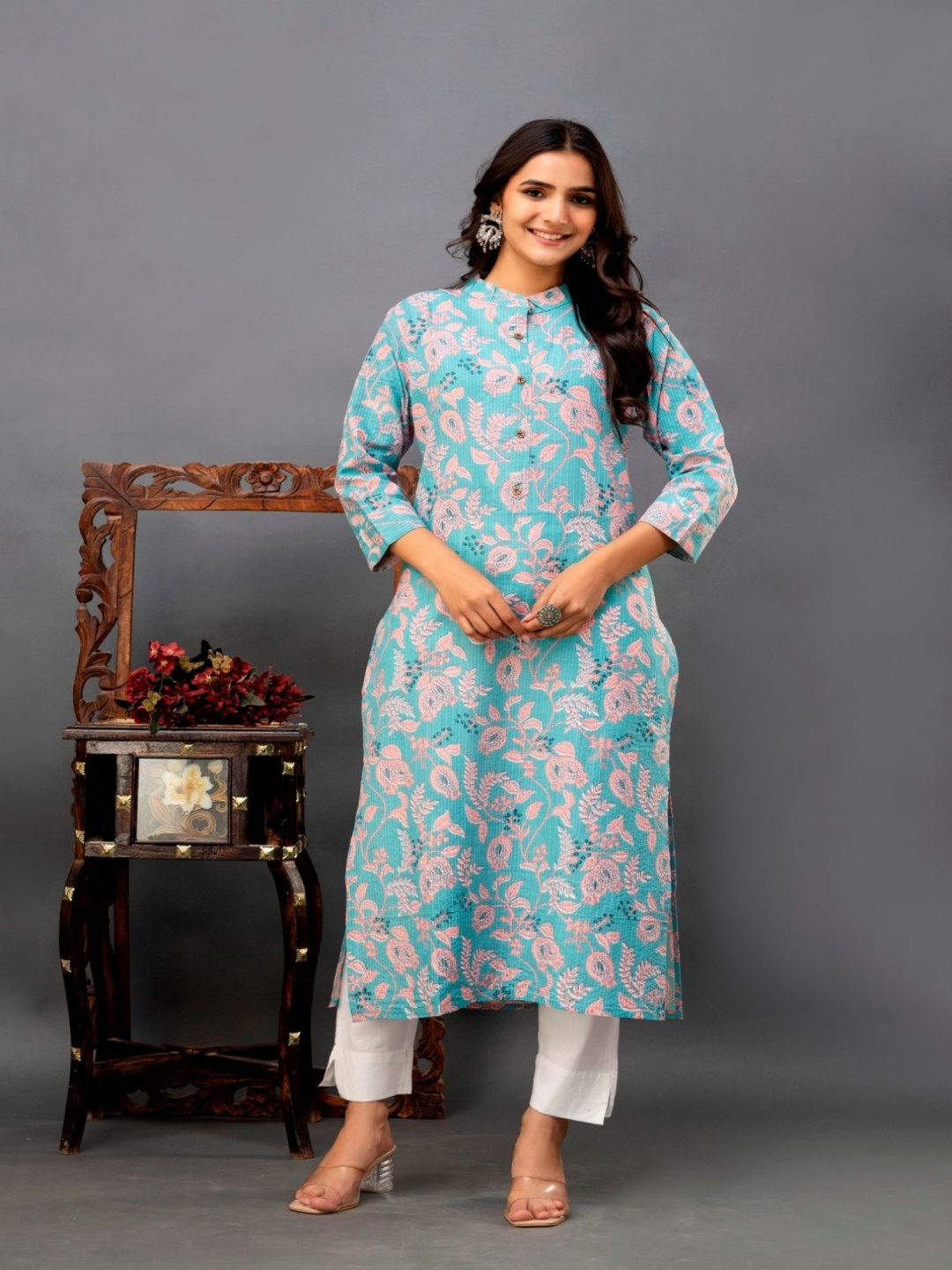 

GUDWEARS Floral Printed Mandarin Collar Kantha Work Pure Cotton Kurta, Blue