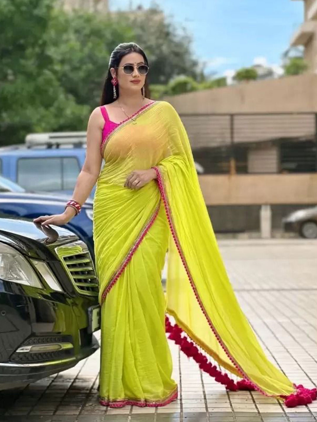 

SAADHVI Pure Georgette Saree, Yellow