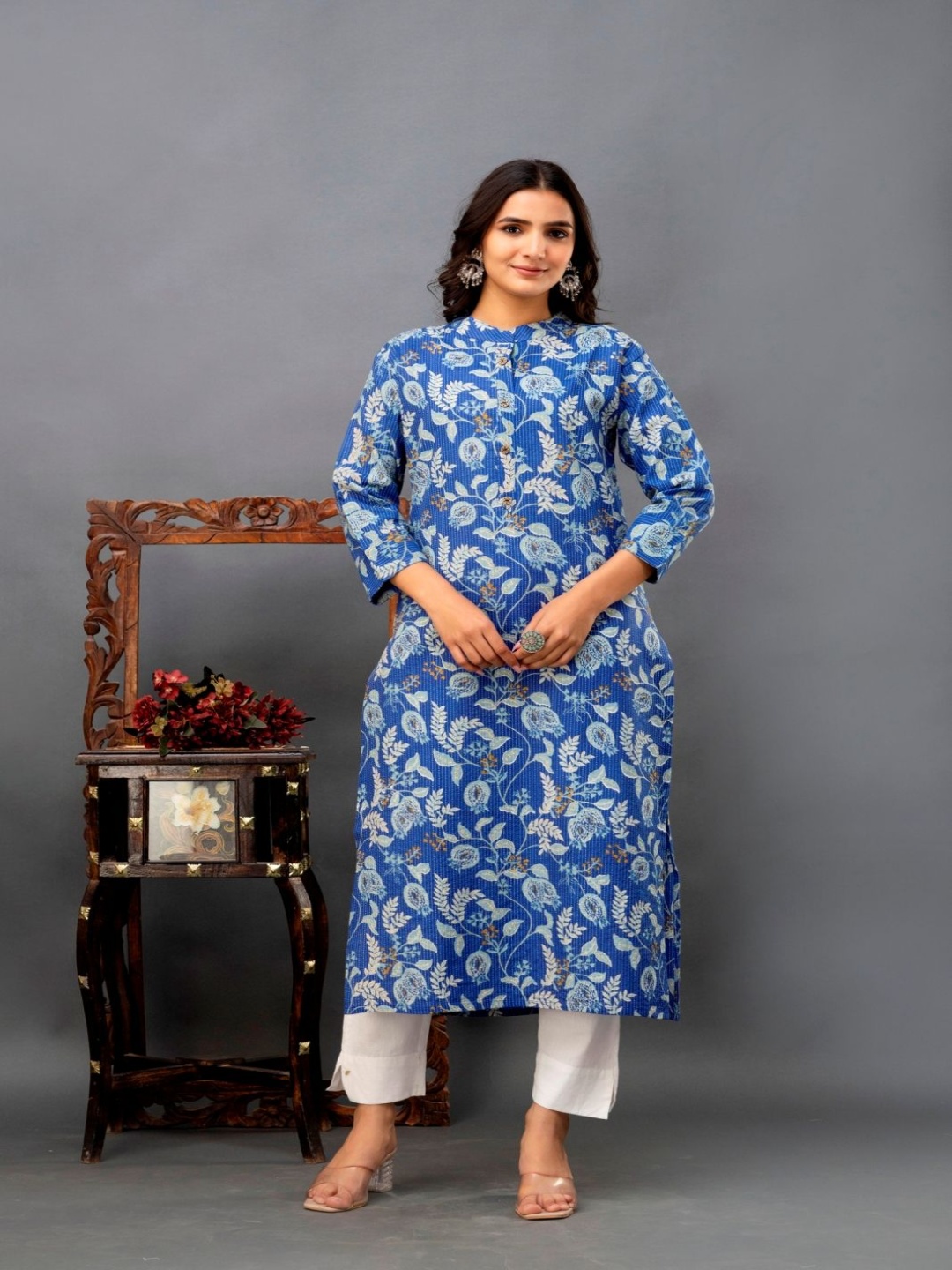 

GUDWEARS Floral Printed Mandarin Collar Kantha Work Pure Cotton Kurta, Blue