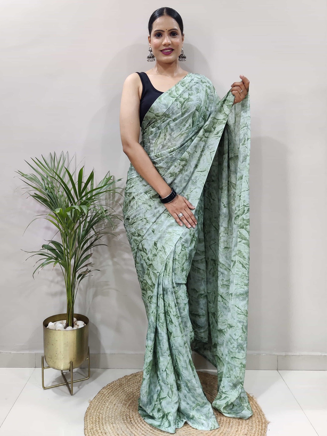 

DIVASTRI Women Pure Georgette Printed Ready to Wear Saree, Green