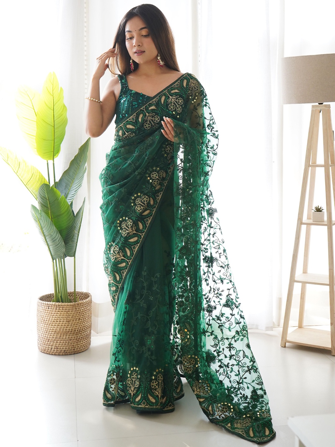 

LeeliPeeri Designer Embellished Sequinned Net Saree, Green