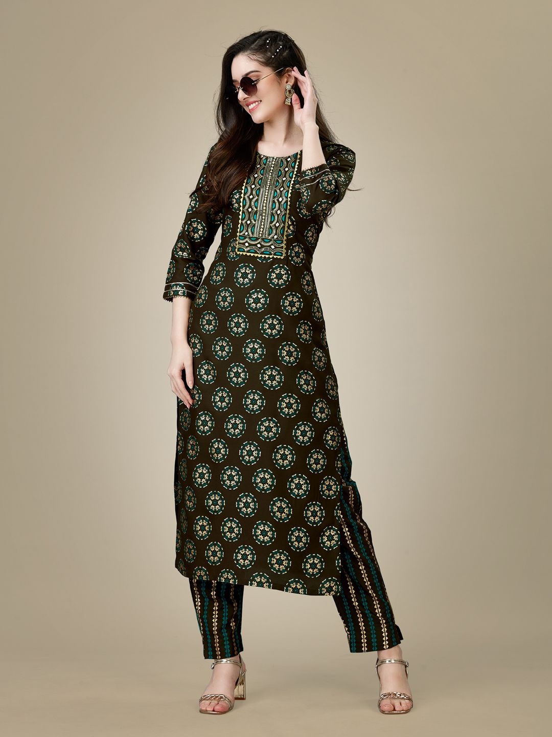 

BERISTON Ethnic Motifs Printed Round Neck Straight Kurta With Trousers, Brown