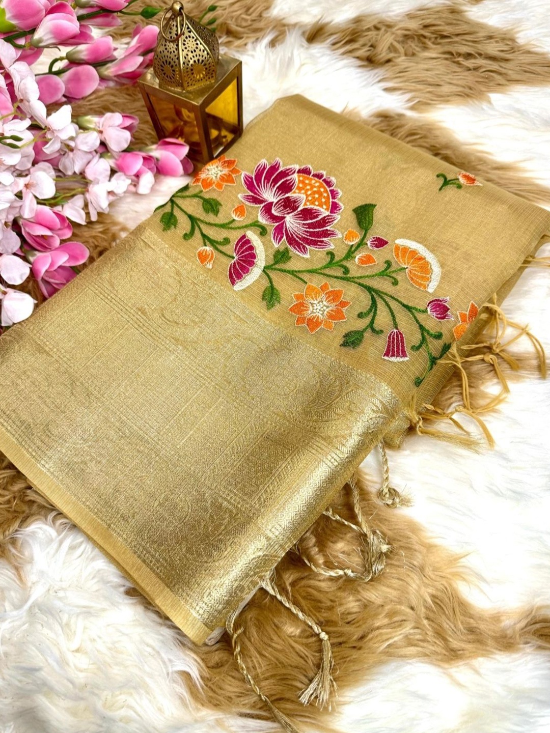 

DIVASTRI Floral Embroidered Tissue Banarasi Saree, Gold